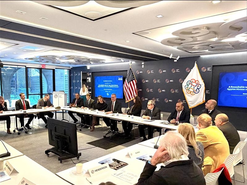 أثناء لقاء المائدة