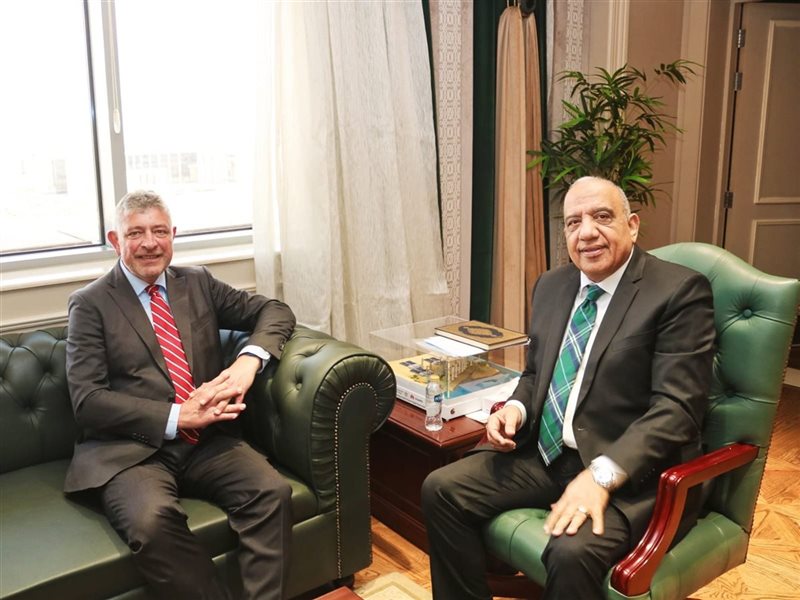 خلال الاجتماع