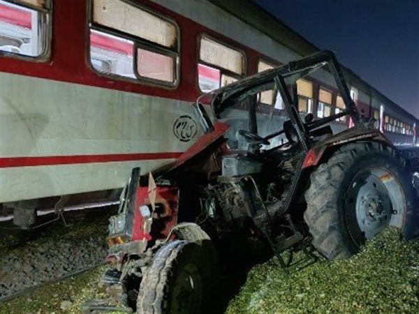 جرار زراعي مجهول يصطدم بقطار ركاب بين فاقوس والسماعنة 