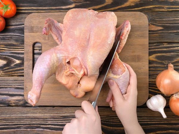 تباين أسعار أجزاء الدجاج في الجيزة اليوم الأحد.. البلدي والبانيه لسة فوق