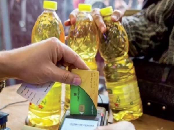 أزمة المنحة الاستثنائية.. 20 جنيهاً إتاوة يفرضها بقالون تموين على المواطنين البسطاء