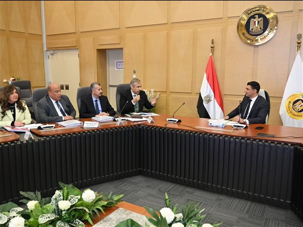 أيمن العشري: المرحلة المقبلة تتطلب تمكين المشروعات الصغيرة والمتوسطة ومتناهية الصغر 