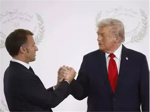 ماكرون يمهد لمواجهة مع ترمب بشأن وسائل التواصل الاجتماعي