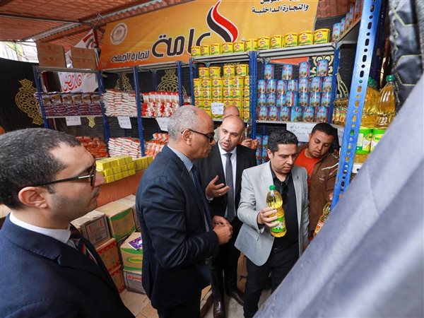 تخفيضات حتى 30%.. محافظ كفر الشيخ يتابع توافر السلع بمعرض «أهلاً رمضان»