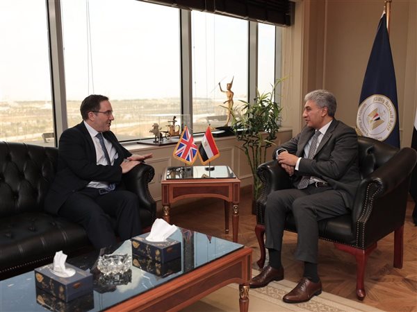 شريف فتحي يبحث مع سفير بريطانيا تعزيز التعاون السياحي والأثري بمقر الوزارة