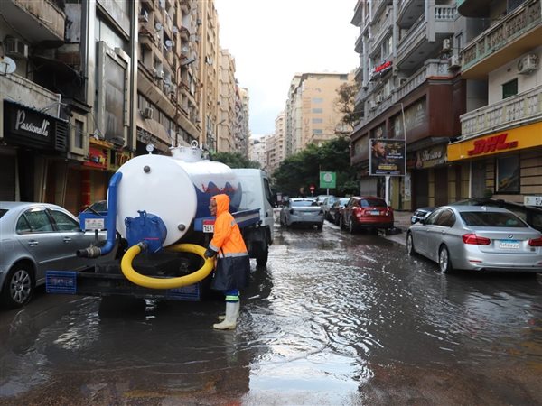 الصرف الصحي بالقاهرة: الانتهاء من رفع تجمعات مياه الأمطار بعدد من المحاور الرئيسية 