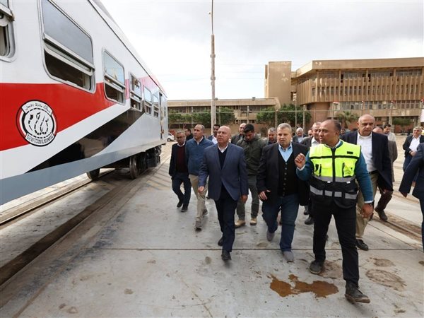 أفطر مع العمال.. جولة لوزير النقل لمتابعة تطوير عربات القطارات بورش كوم أبو راضي