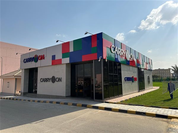 من هو مصمم الهوية البصرية للمشروع القومي Carry On لتطوير المجمعات الاستهلاكية ؟