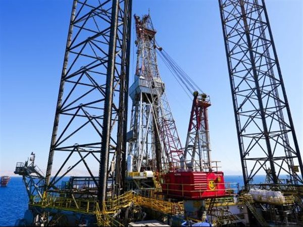 وزارة البترول تعلن نجاح تشغيل بئر إنتاج الزيت الخام بحقل بلاعيم البحري