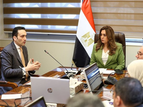 وزيرة التنمية المحلية تبحث آليات دعم مشروعات الطاقة المتجددة بالمحافظات 