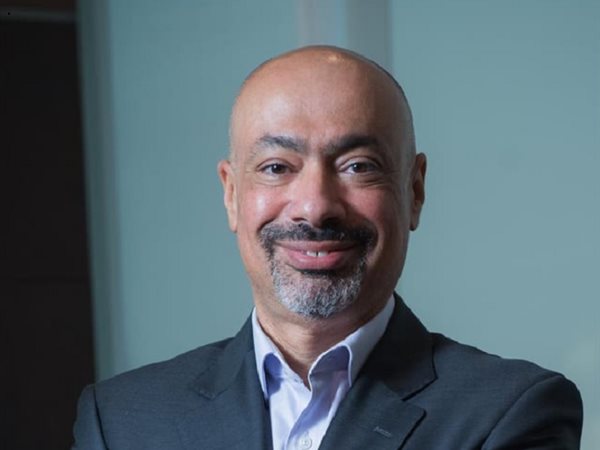 حاتم دويدار يتنحى عن منصب رئيس تنفيذي لمجموعة &e الإماراتية