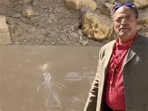 المرشد السياحي رامي الأمير يعتذر عن كتابة على هرم أوناس بسقارة: خطأ عفوي أثناء الشرح 