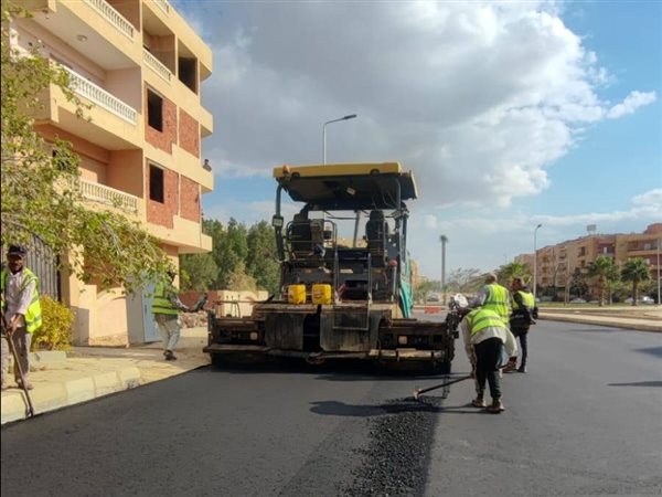 استمرار أعمال تطوير ورصف الطرق بالمنطقة الخامسة عمارات بمدينة الشروق