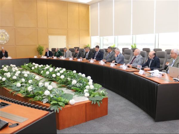 وسط تصاعد الأزمات الاقليمية.. وزير الكهرباء يجتمع بأعضاء اللجنة الدائمة لإدارة الأزمات والكوارث والحد من المخاطر