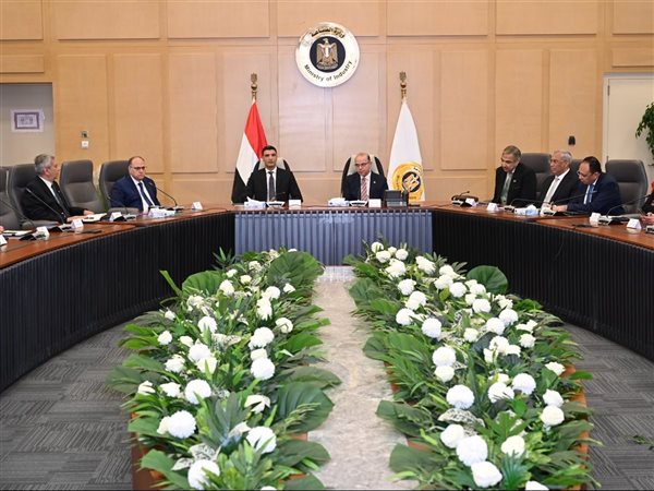 وزيرا الصناعة والاستثمار يعقدان لقاءً موسعاً مع شركات الأدوية وممثلي المجلس التصديري للصناعات الطبية والدوائية 