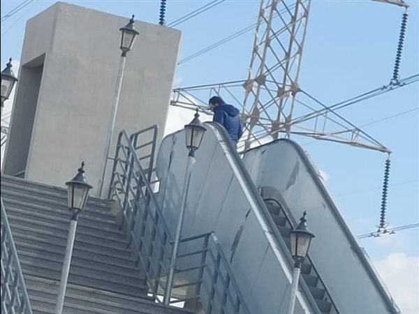   لتسهيل حركة المواطنين.. تشغيل السلالم الكهربائية بكباري مشاة 