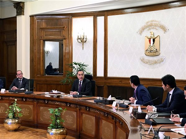 رئيس الوزراء يتابع نشاط عمل شركة 