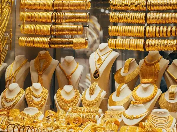 الذهب يتراجع بعد قفزة قوية..عيار 21 يخسر 90 جنيهًا 