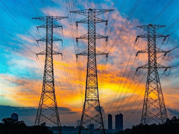 مصر ترفع صادراتها من الكهرباء إلى الأردن بنسبة 29% لدعم استقرار المنظومة بالمملكة