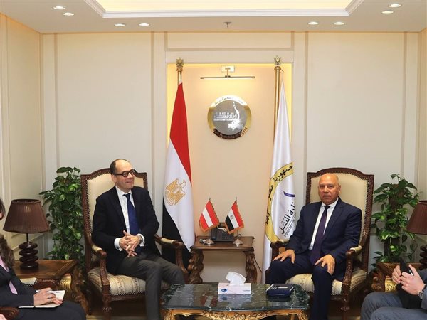 وزير النقل يبحث مع 