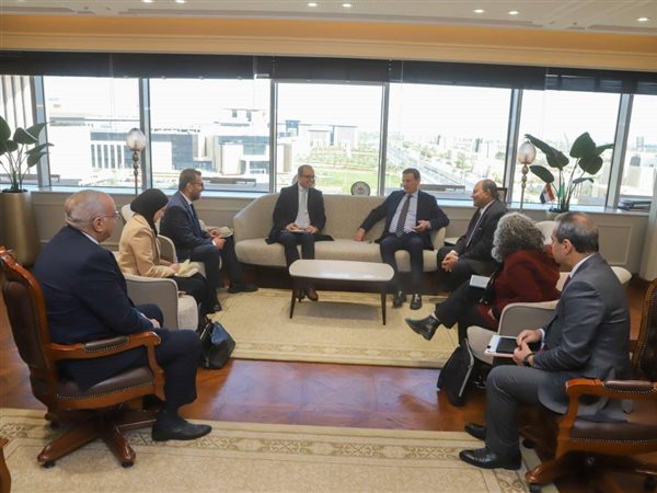 وزير الزراعة يبحث مع وفد 