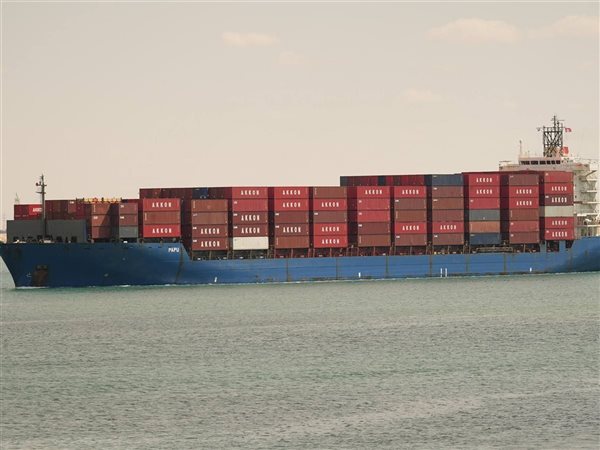 الفريق أسامة ربيع: حركة الملاحة بقناة السويس منتظمة من الاتجاهين