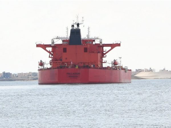 قناة السويس تشهد اليوم عبور 56 سفينة بإجمالي حمولات صافية 2.6 مليون طن