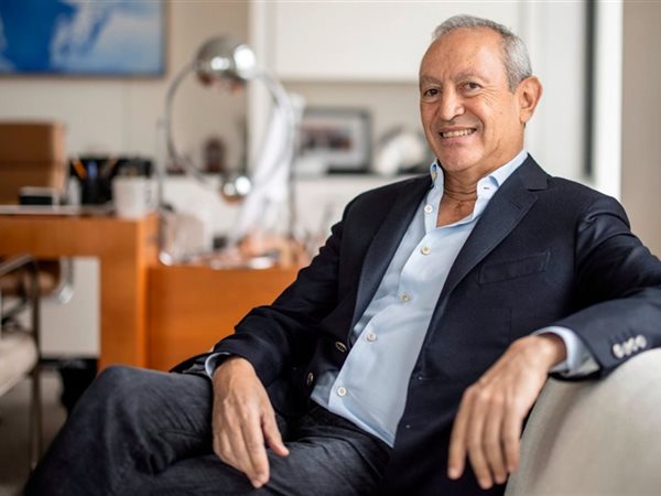 «أديداس» ترشح ناصف ساويرس لرئاسة مجلس الإدارة وتُمدد عقد الرئيس التنفيذي