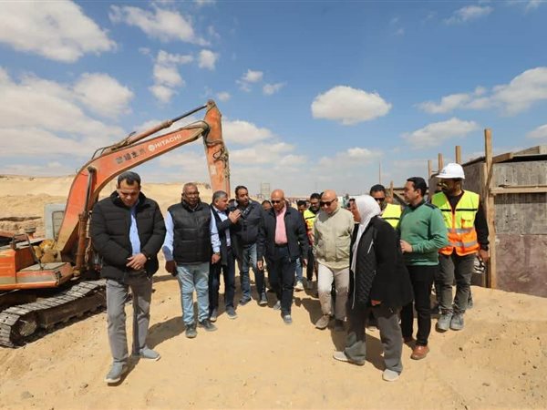 نائب وزيرة الإسكان يتفقد مشروعات الصرف الصحي ضمن مبادرة 