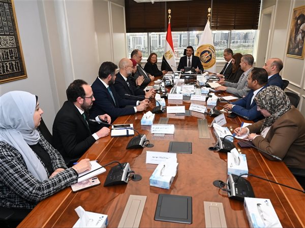 وزير الصناعة يبحث مع جنرال موتورز خططها التوسعية لتعزيز تنافسية صناعة السيارات في مصر