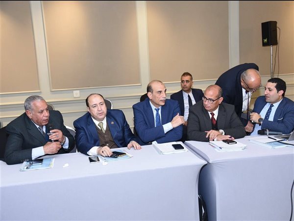 حاتم عبد الغفار يطالب بخفض رسوم 30 ألف جنيه عن بقالي التموين 