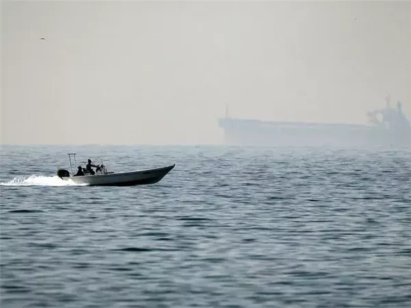 انفجار ناقلة نفط قرب سواحل العراق يثير القلق في الخليج