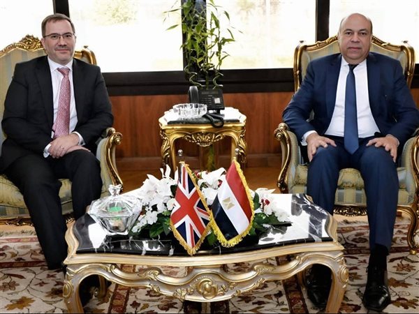 وزير الطيران يستقبل السفير البريطاني بالقاهرة لتعزيز التعاون المشترك في مجال النقل الجوي