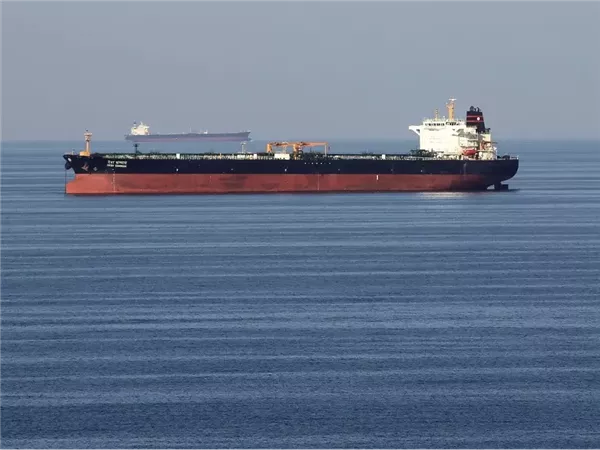 أزمة طاقة عالمية بعد توقف 300 ناقلة نفط أمام مضيق هرمز بالخليج