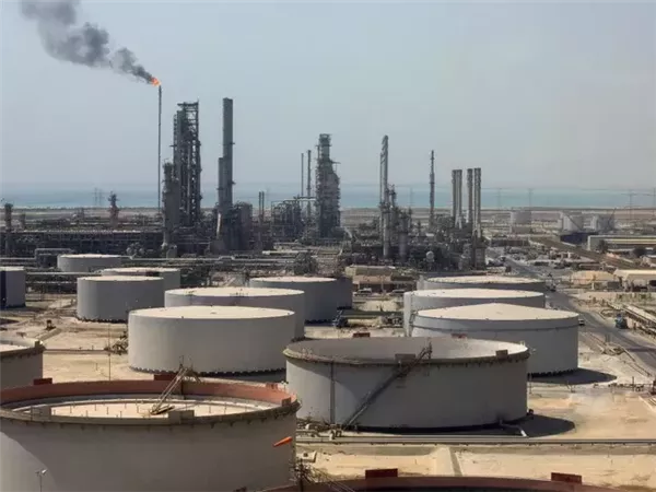 السعودية ترفع سعر خامها للمشترين في آسيا بسبب اضطرابات الشرق الأوسط