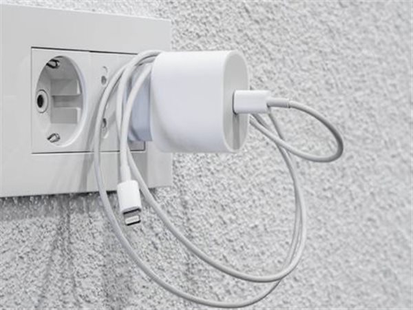 جهاز تنظيم الكهرباء يوجه بضرورة فصل الشواحن بعد شحن الهواتف لتجنب استهلاك الكهرباء والحرائق