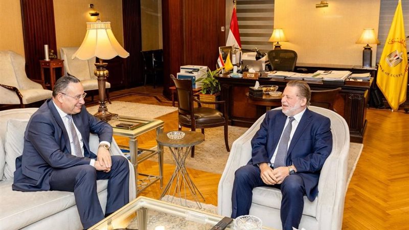 محافظ المركزي ووزير التعليم العالي أثناء اللقاء