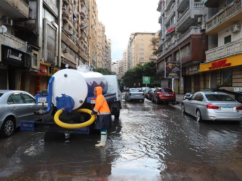 رفع تجمعات مياه الأمطار