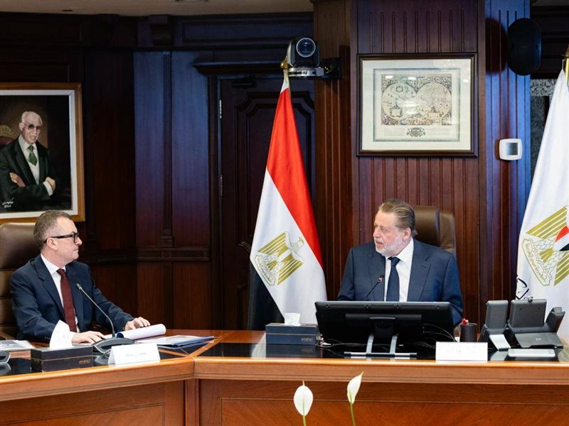 لقاء محافظ البنك