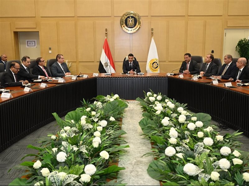 وزير الصناعة خلال