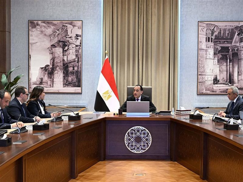 رئيس الوزراء مع وزيرة