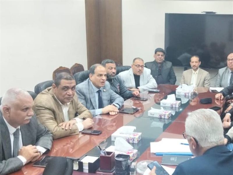 خلال اجتماع البقالين