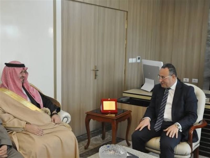 الدكتور عبد العزيز