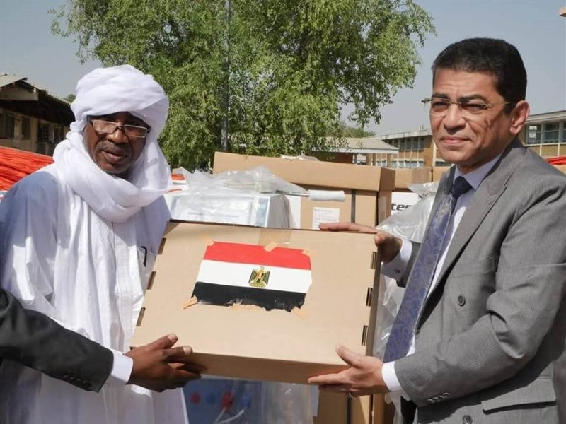 السفير المصري يسلم