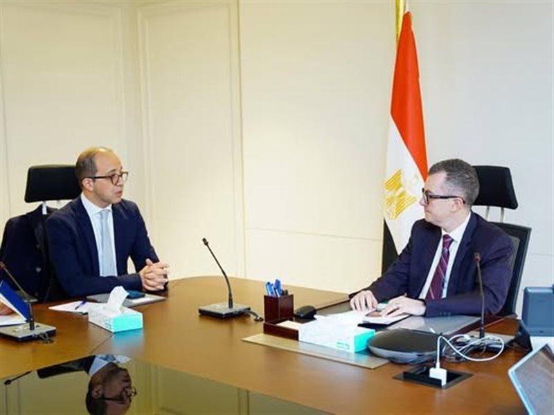 وزير التخطيط والمدير