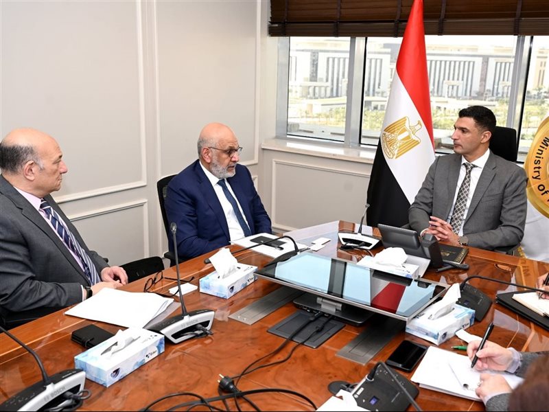 وزير الصناعة ومدير