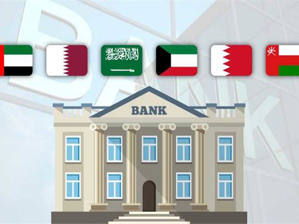 «بلومبرج»: بنوك الخليج قد تواجه سحب ودائع بـ260 مليار دولار حال تصاعد الحرب