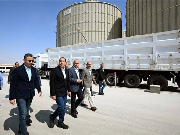 بسعة 60 ألف طن.. «مدبولي» يتفقد صومعة عتاقة بالسويس لمتابعة منظومة تخزين القمح وتعزيز الأمن الغذائي