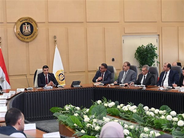 وزير الصناعة يبحث مع ممثلي شركة دي كود للاستشارات مستجدات استراتيجية الصناعة