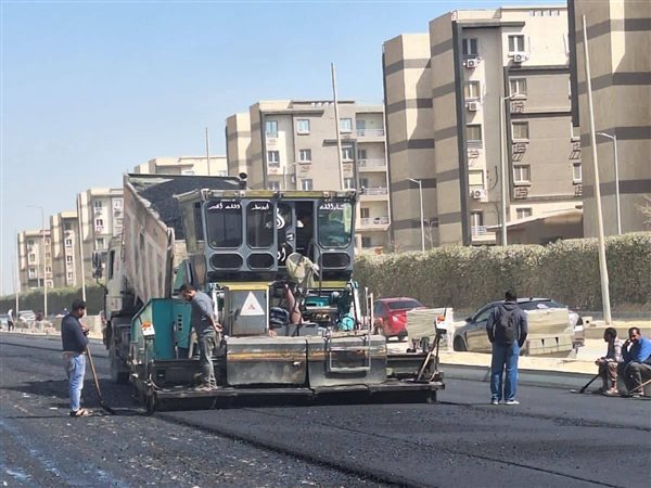 بدء أعمال الأسفلت بطريق سوق الجملة بمدينة حدائق أكتوبر